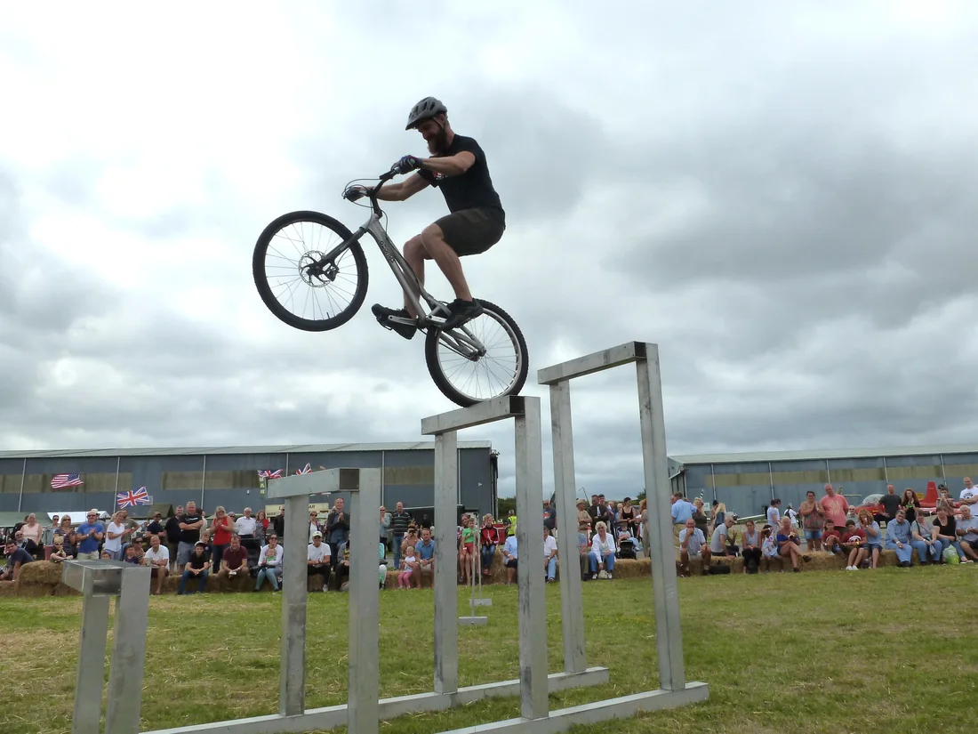 3SIXTY rider jumping between metal obstacles in front of a crowd